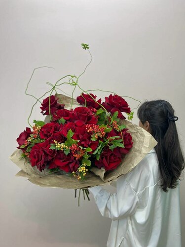 Изображение товара Букет живых цветов NURA FLOWERS , запретная страсть, сборный, 20 шт, вибурнум калина 5 шт, французкие розы 15 шт.