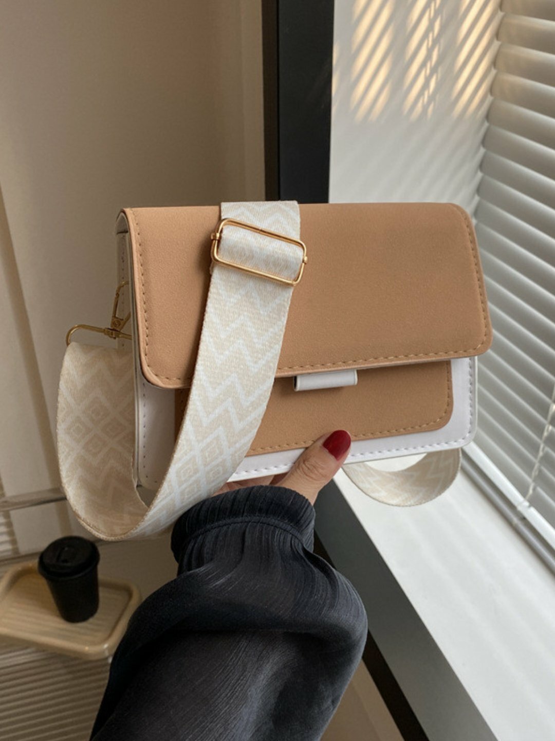 Сумка  Crossbody Geo Strap, фактура гладкая, коричневый/белый