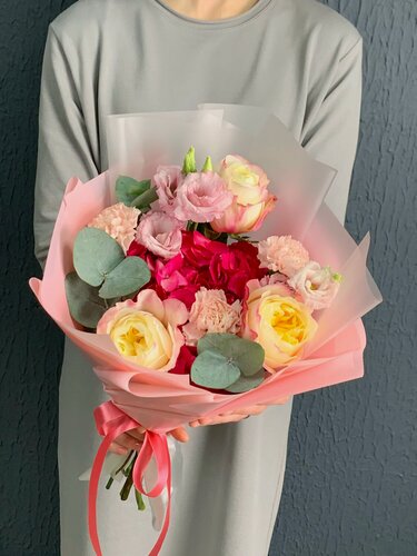 Изображение товара Букет живых цветов из гортензии, пионовидной розы, эустомы и гвоздики с ароматным эвкалиптом.