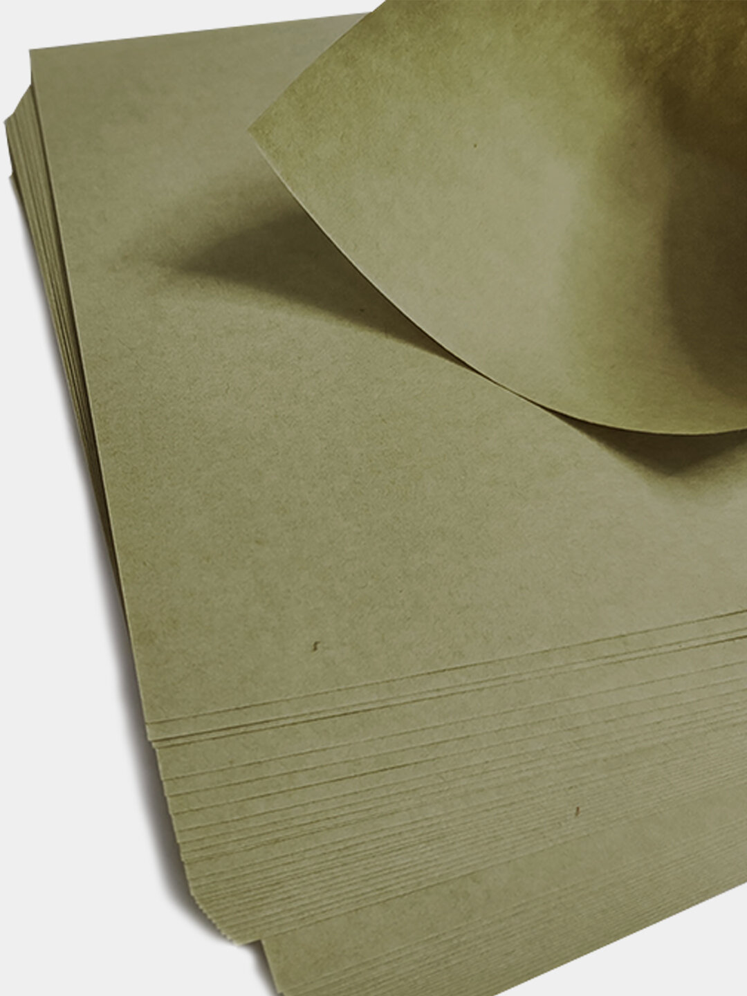 Зелёная крафт бумага для упаковки подарков и цветов и творчества А3 — фото 1