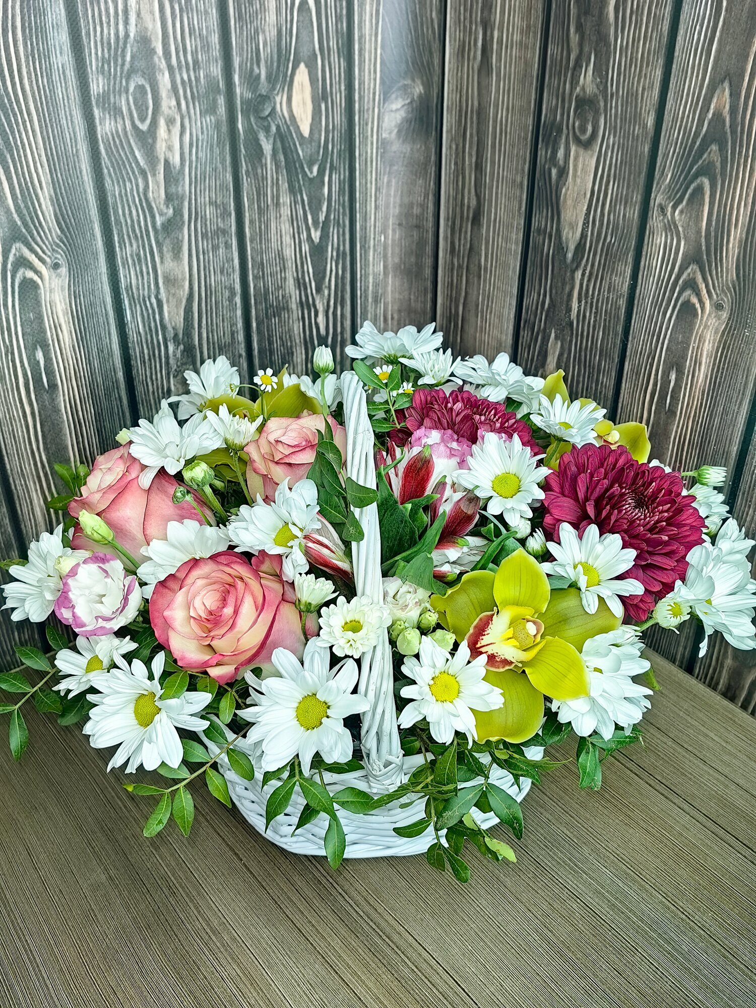 Букет "Корзина" с розами орхидеями и хризантемами для любимых