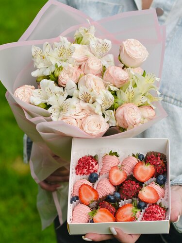Изображение товара Букет из кустовых роз 5 шт "Облачко" и клубника в шоколаде 9 -12 шт, подарок девушке