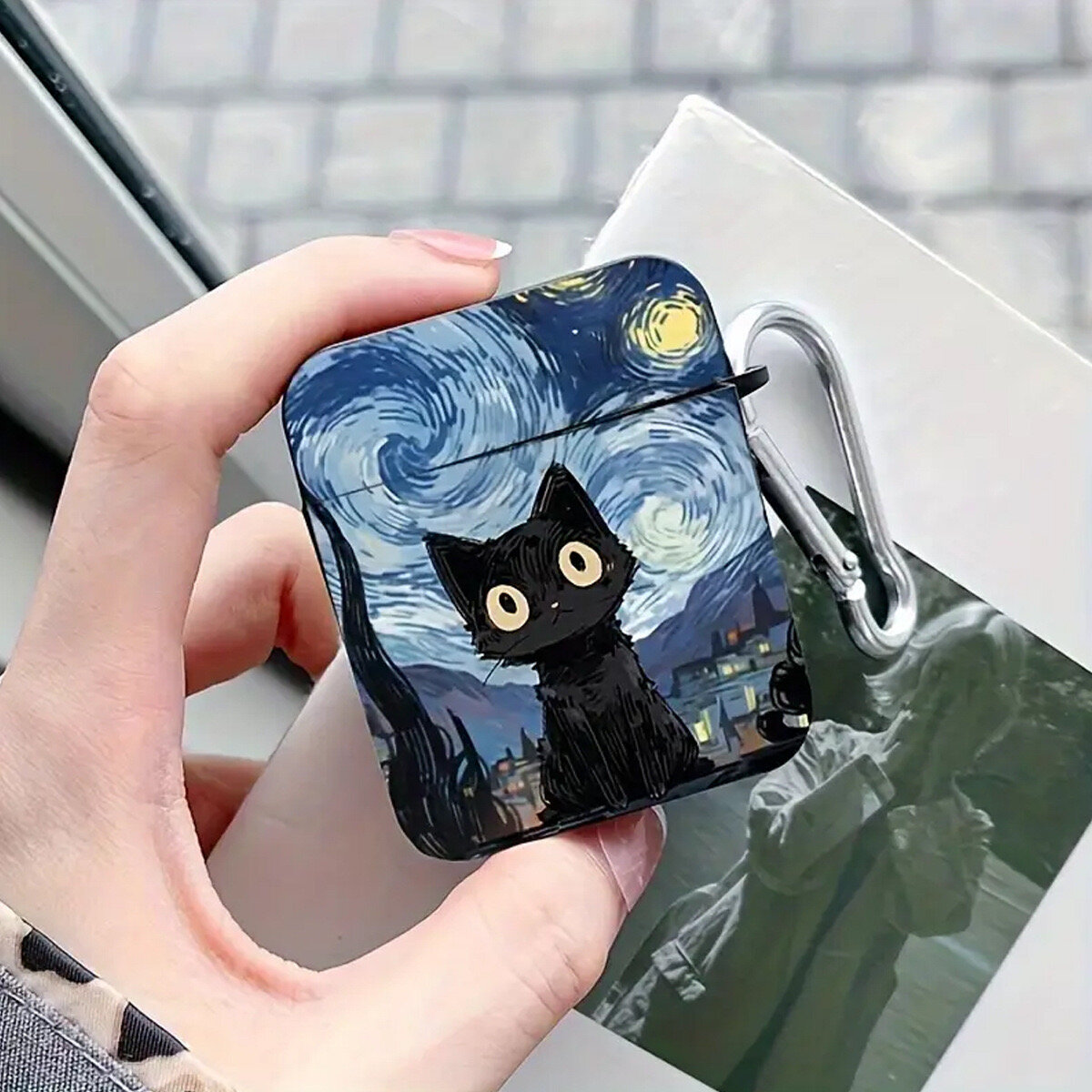 Чехол для AirPods 2 pro с милым чёрным котиком на фоне картины «Звёздная ночь»