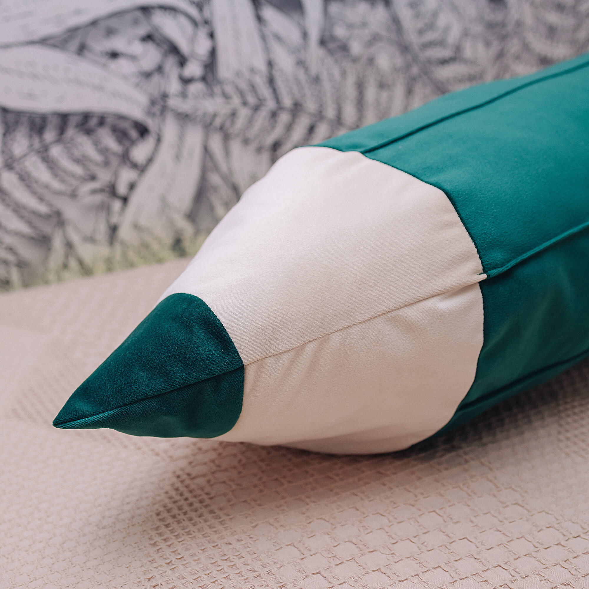 Подушка декоративная "Карандаш" 23 Линии, бархат изумрудный, прямоугольная — фото 1