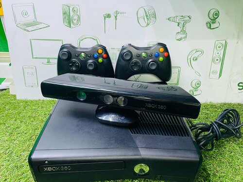 игровая приставка Xbox 360 на столе с геймпадами