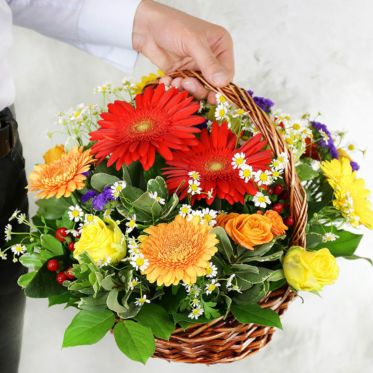 Композиция Букет Маркет "Герберы розы и ромашки" в плетеной корзинке высота 35 см S