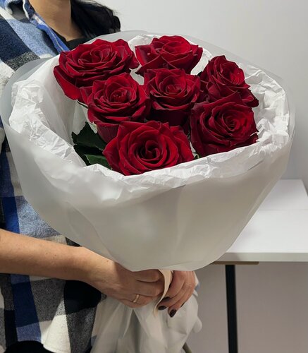 Изображение товара Семь красных роз в одном букете — яркое признание любви и сильных чувств