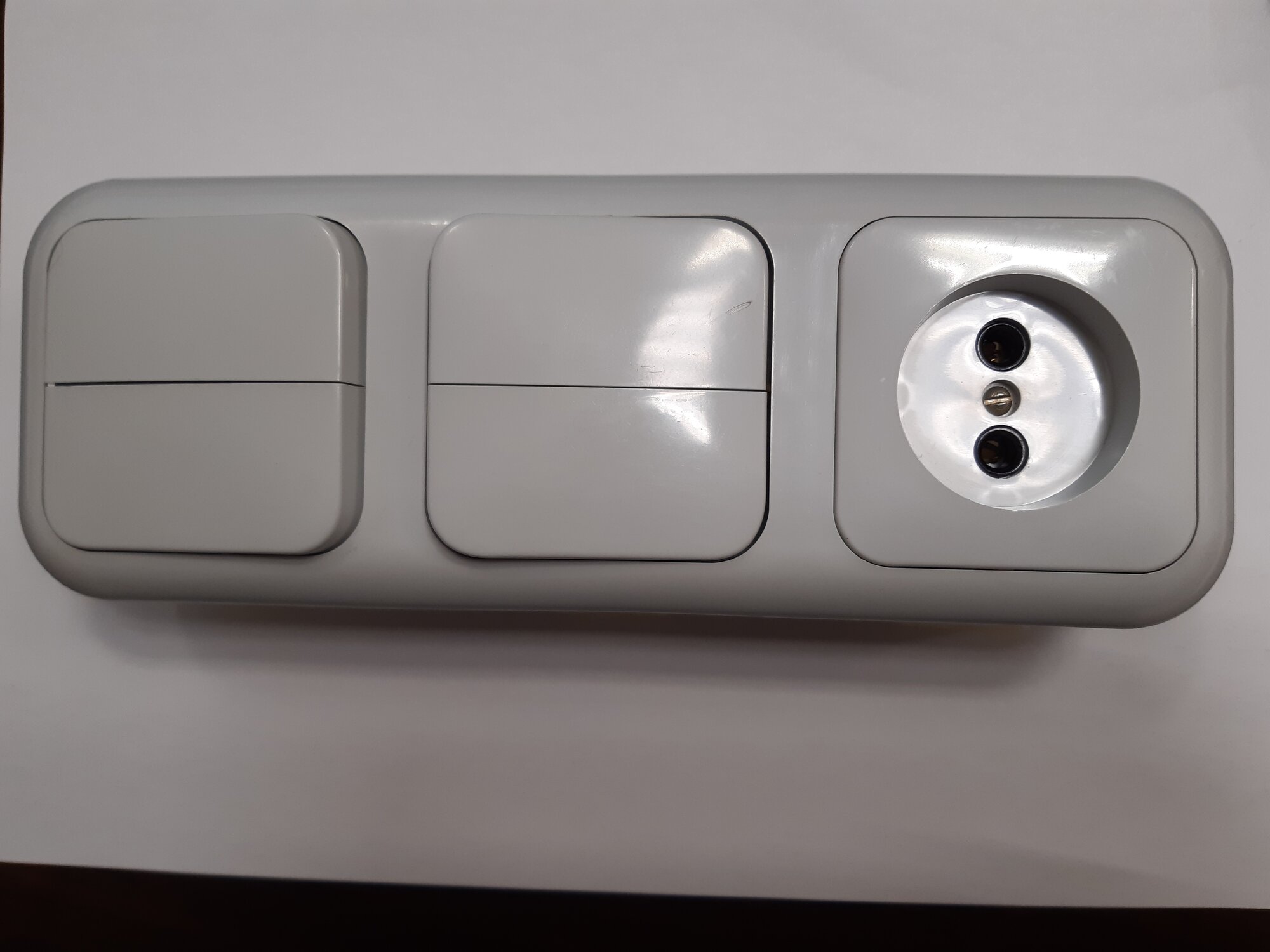 Блок 4-выключателя, 1-розетка с заземлением