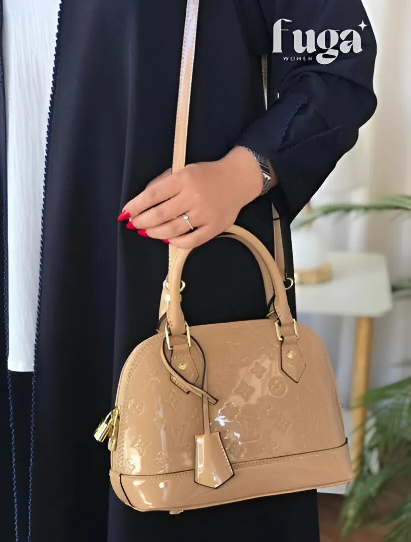 Сумка поясная Louis Vuitton Louis Vuitton, фактура лаковая, бежевый