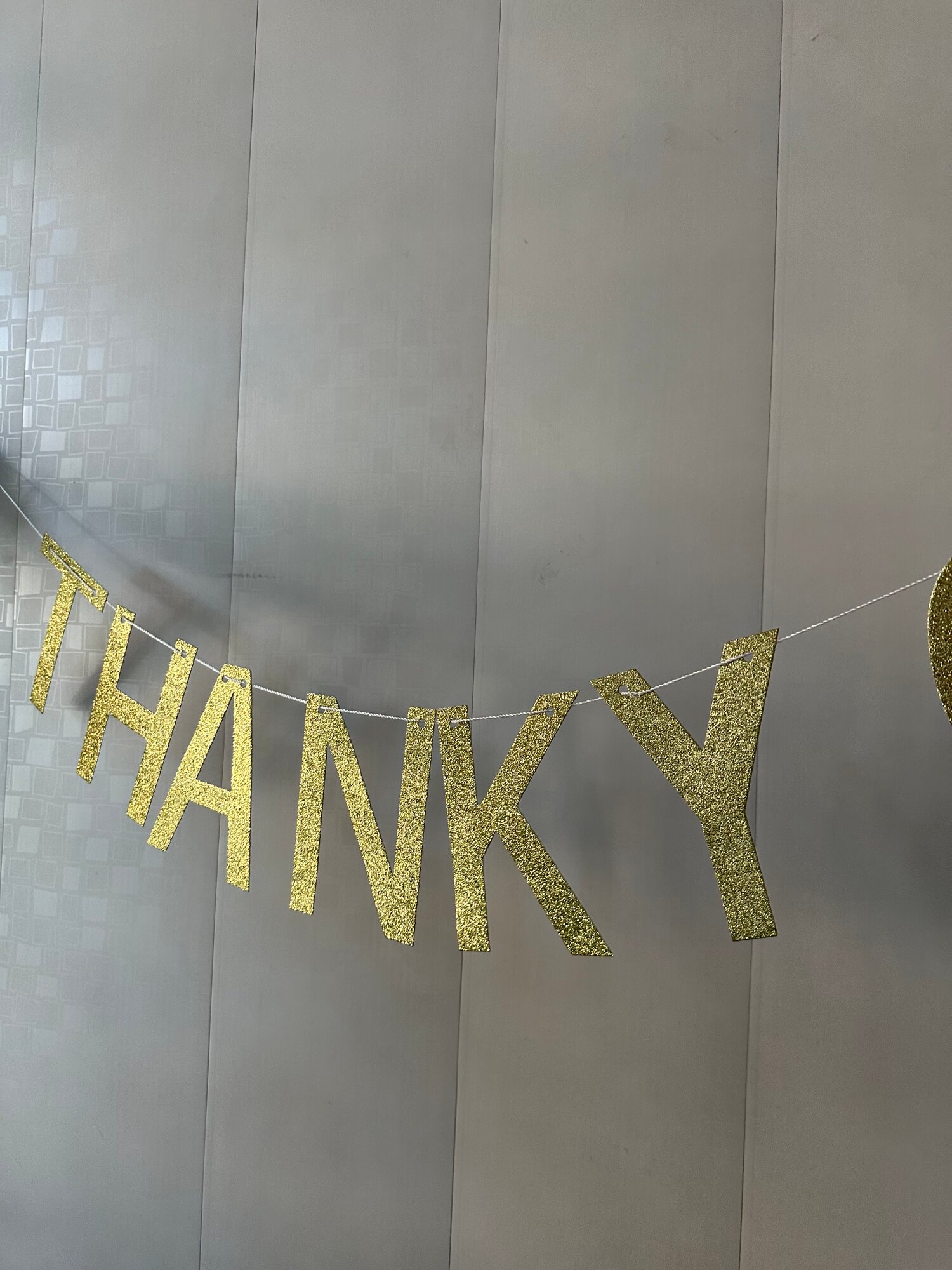 Красивая растяжка для вечеринок с надписью "Thank you for being a friend"