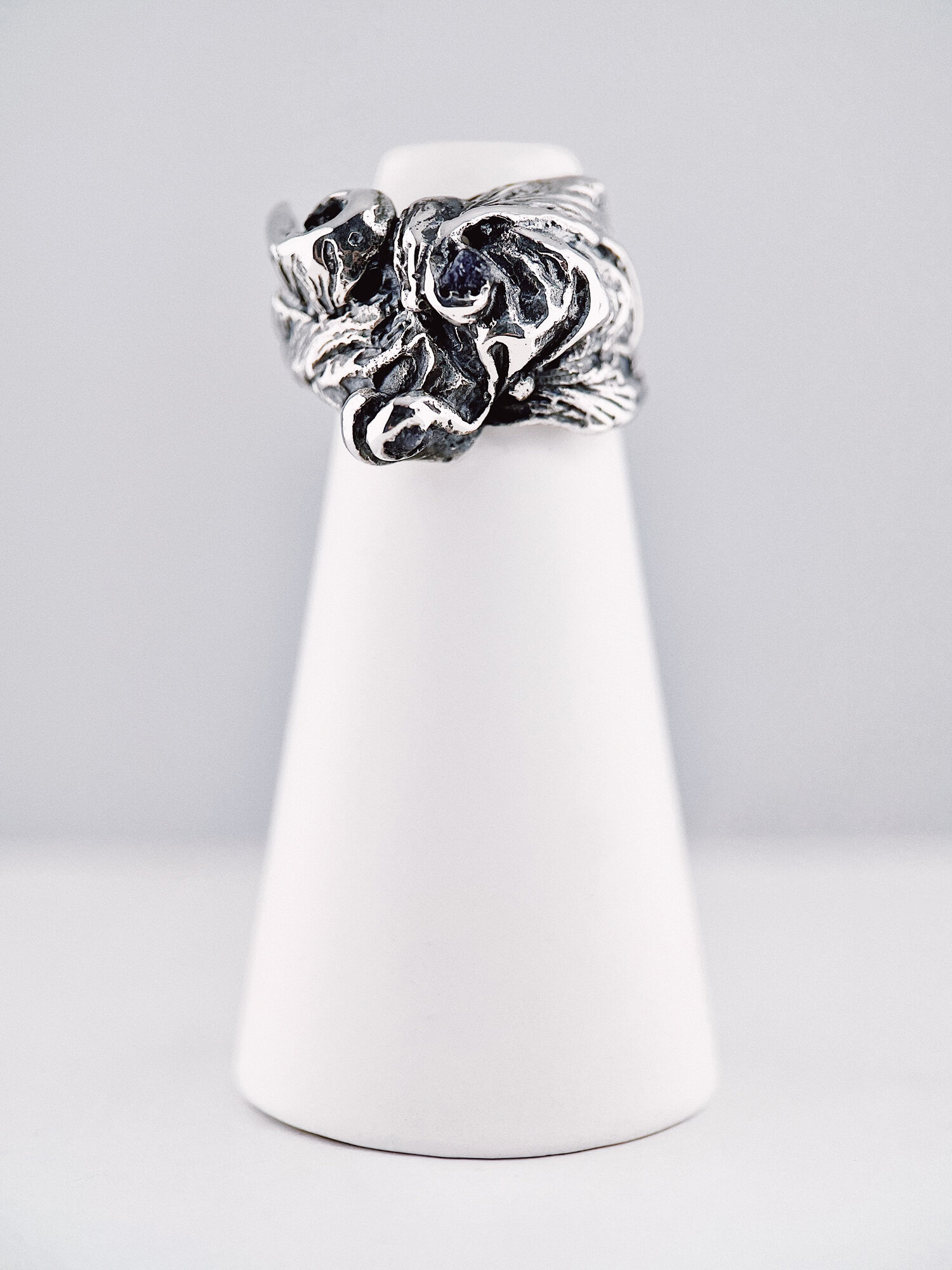 Кольцо широкое, серебро, 925 проба, оксидирование, корунд