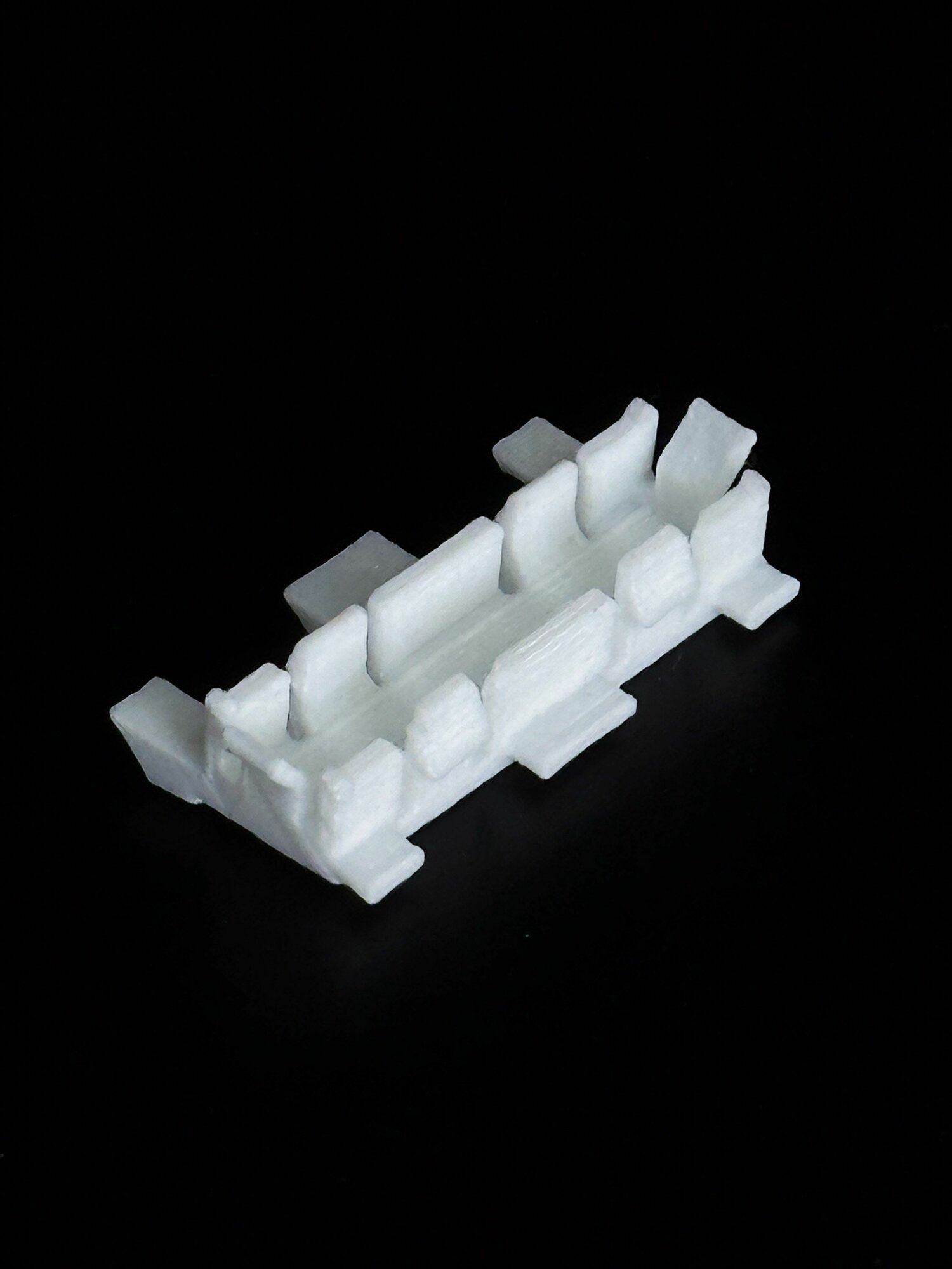 Крепление молдинга Веста 2015 г, предотвращает смещение или вибрацию во время движения