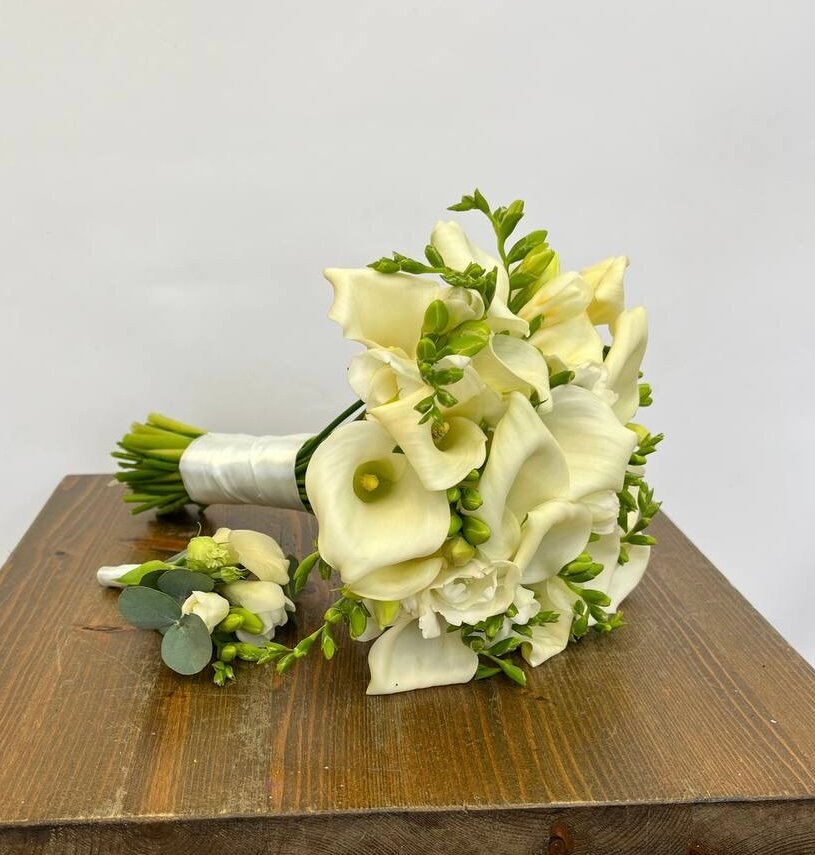 Букет невесты из калл и фрезий «Айвори» - S (до 30 см)