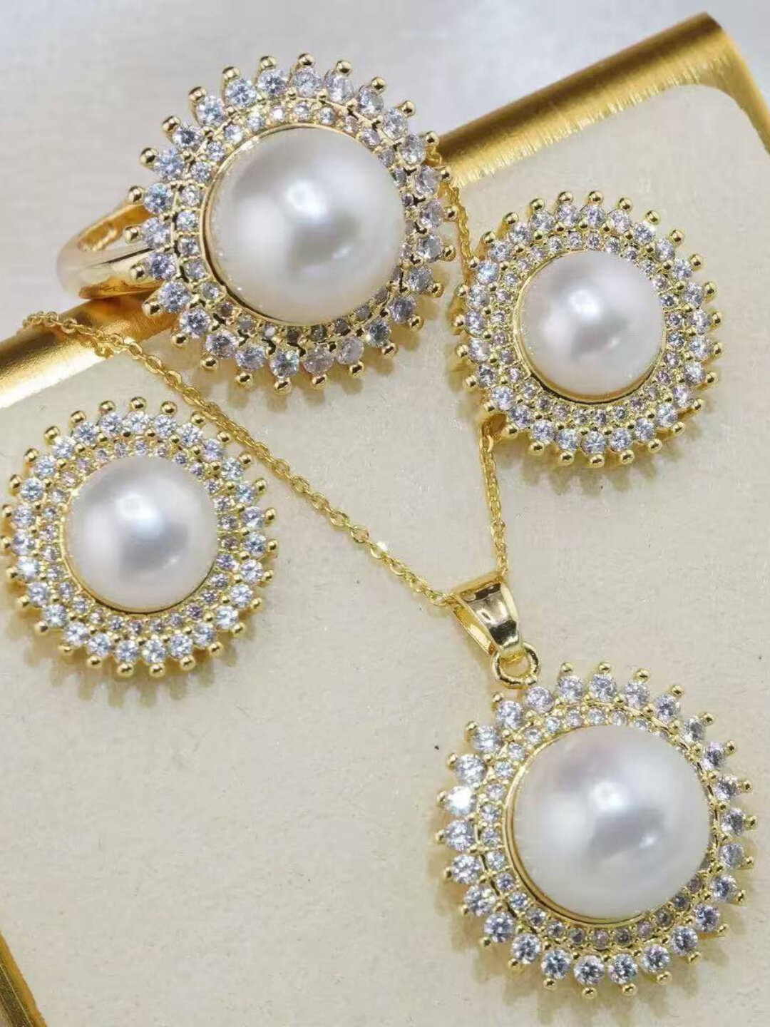 Комплект бижутерии: серьги, цепь, кольцо