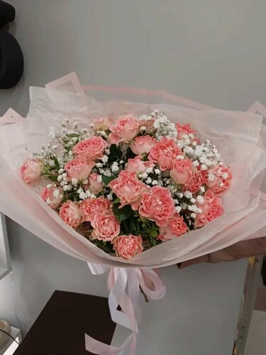 Изображение товара Классический букет из 5 розовых кустовых роз с гипсофилой в матовой пленке с атласной лентой от 2name Flowers