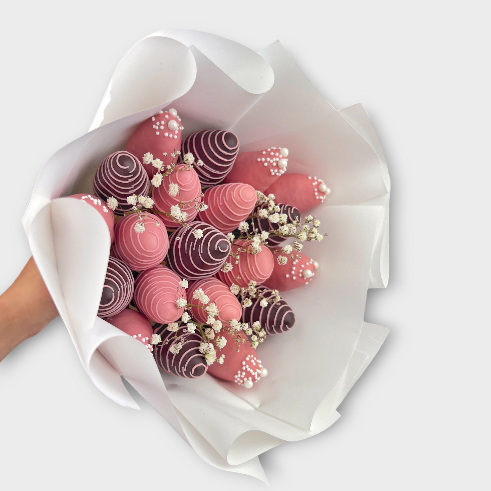 Букет из клубники в шоколаде с гипсофилой 