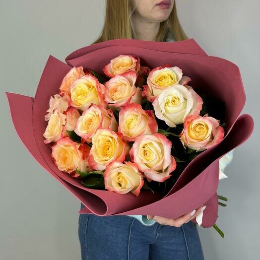 Яркий Букет из персиковых роз Эквадор в упаковке