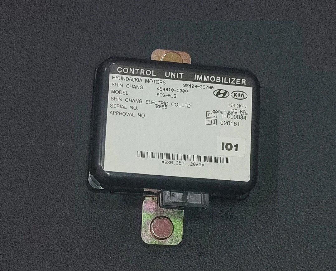 Блок управления центральным замком Hyundai Sonata с каталожным номером 95400-3C700.