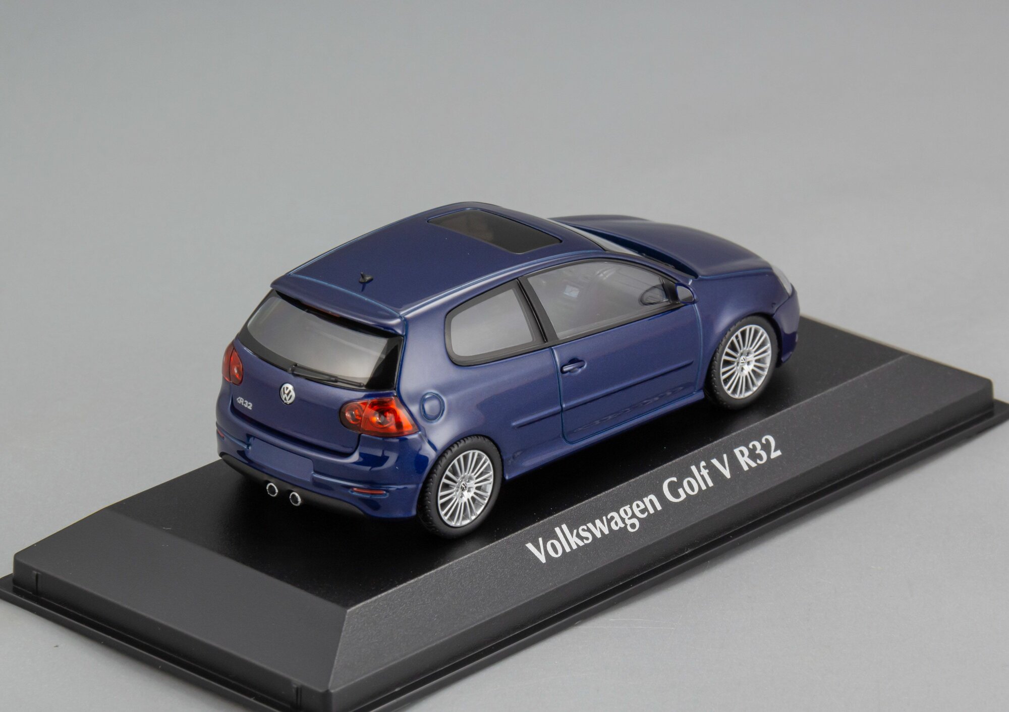 Коллекционная масштабная модель 1:43 Volkswagen Golf R32 - 2005 от Maxichamps — фото 1