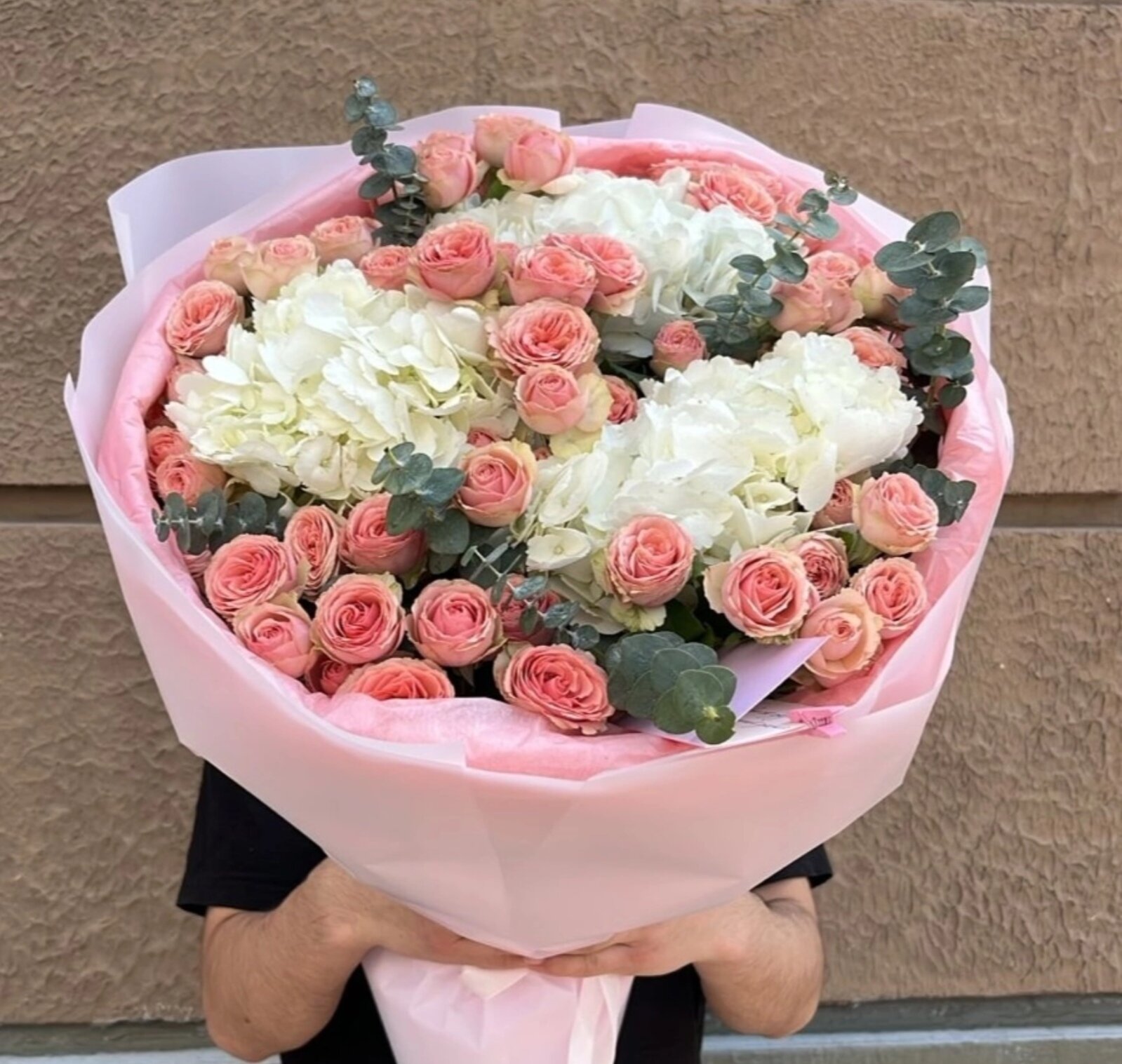 Букет из гортензий кустовых роз и эвкалипта Chantal Milky