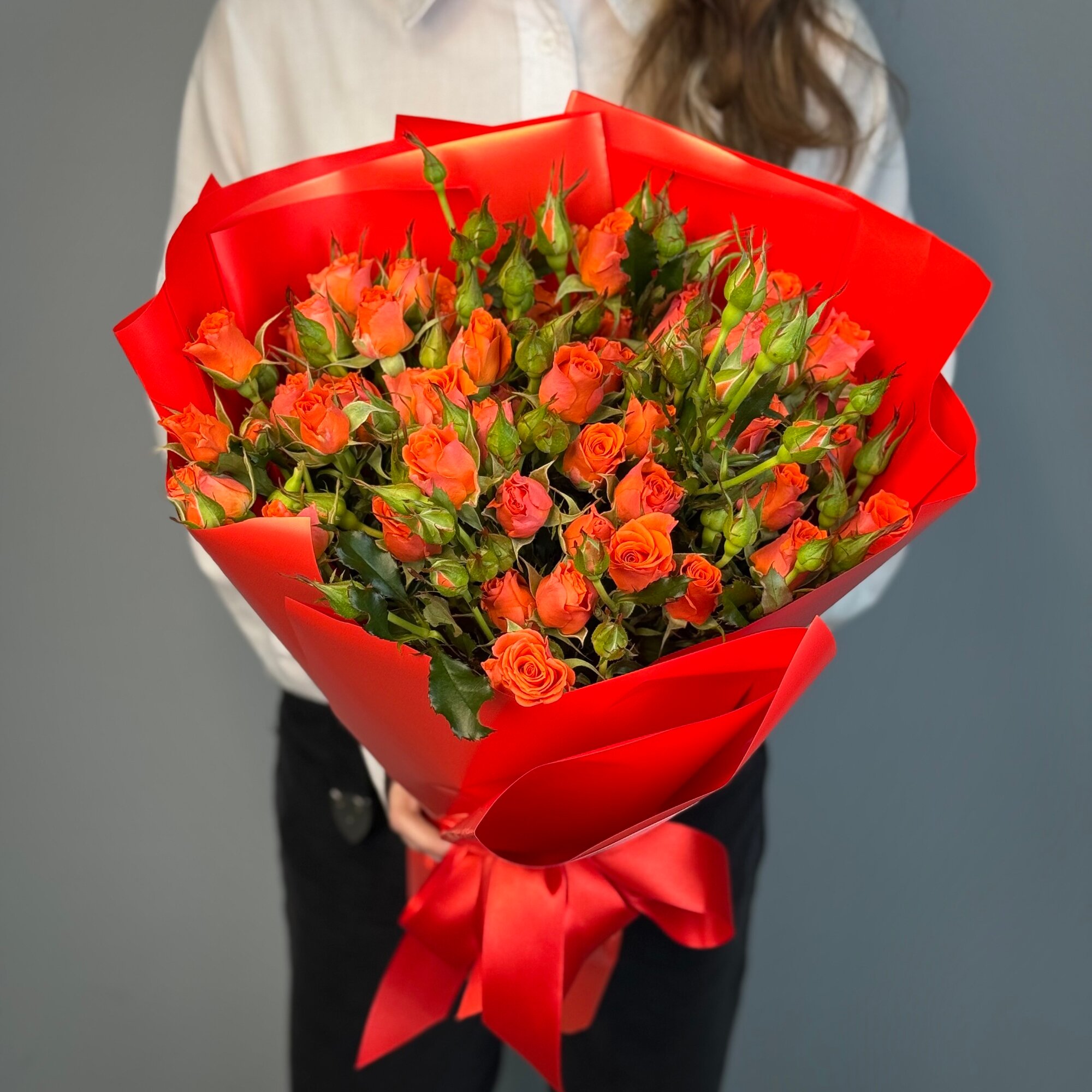 Букет из 11 кустовых оранжевых роз в стильной упаковке. «365 Поводов» - живые цветы с доставкой