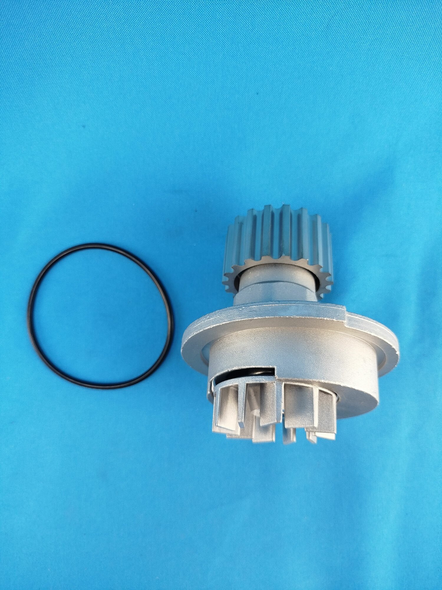 Помпа "LUZAR" для автомобилей Chevrolet Lacetti, Aveo — фото 1