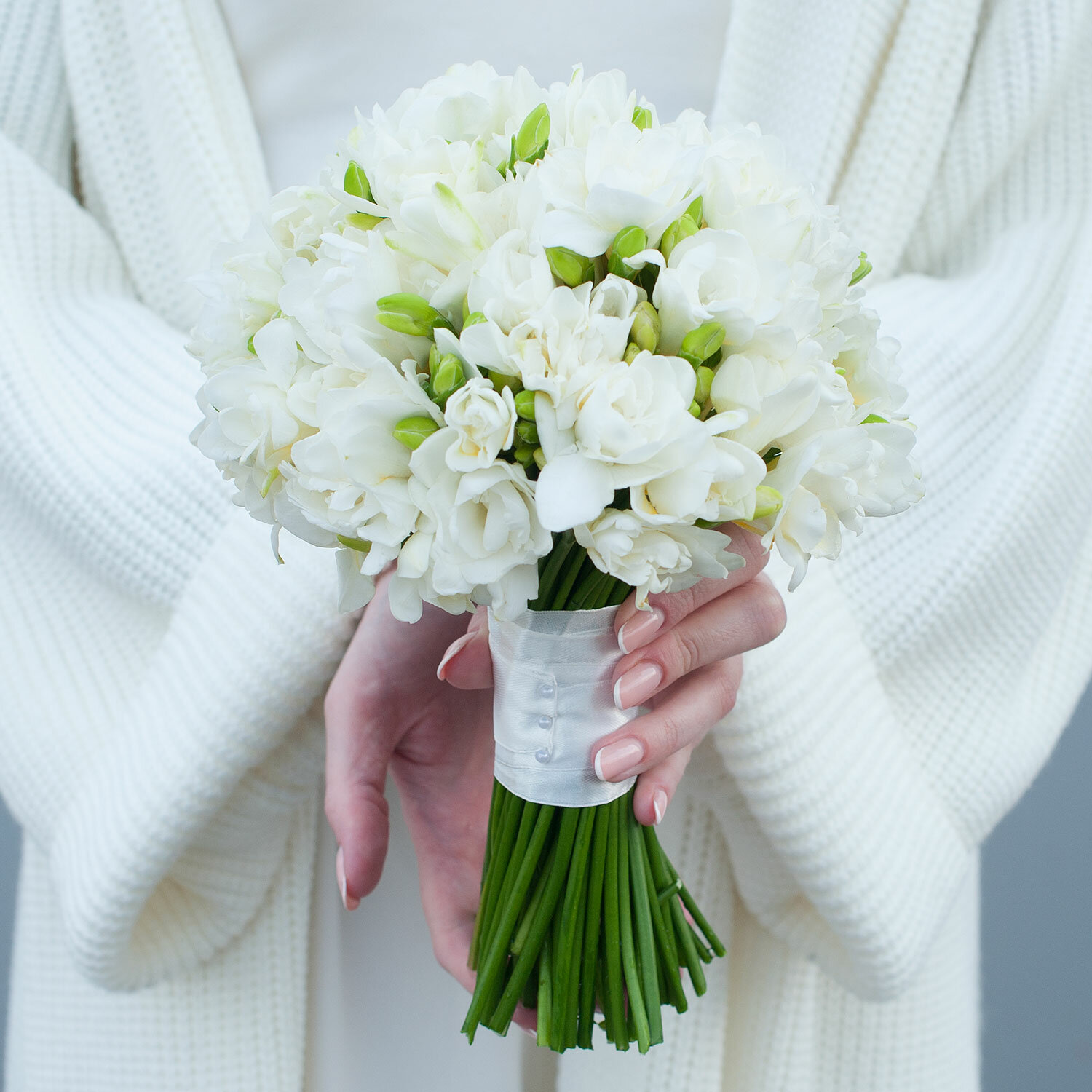 Букет невесты из белых фрезий "Паола" (с бутоньеркой)