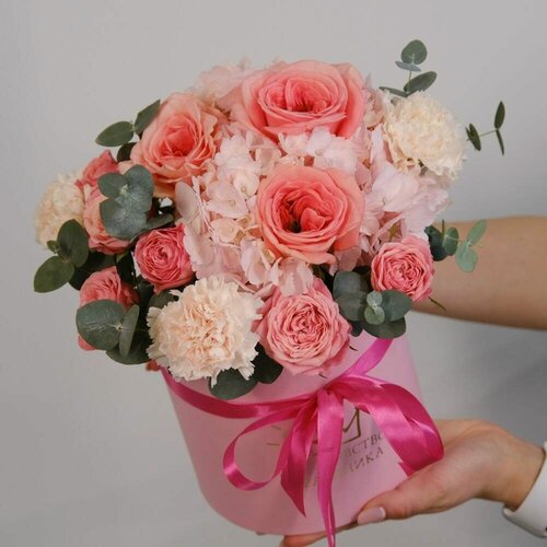 Изображение товара Композиция в коробке Королевство Праздника "Милашка", гортензии, розы, высота 25см