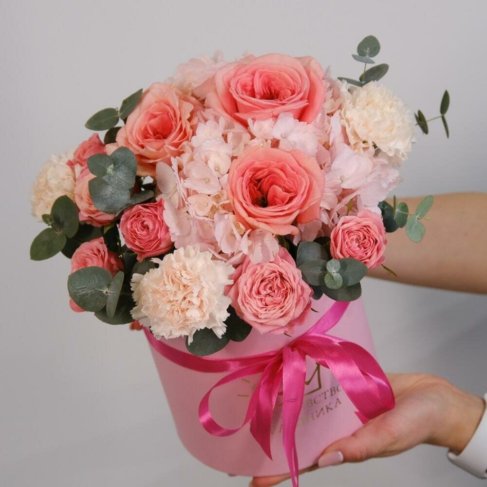 Композиция в коробке Королевство Праздника "Милашка", гортензии, розы, высота 25см