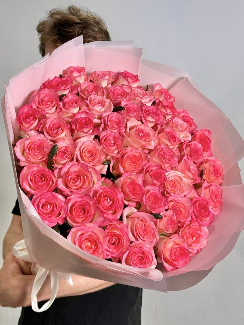 Букет из 51 бело-розовой розы "Джумилия" 60 см с доставкой FlowersGo