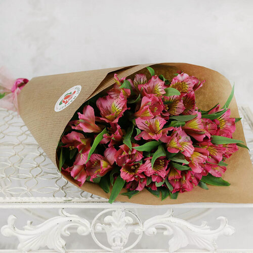 Изображение товара Монобукет "Букет Маркет", альстромерии, крафт-бумага, 7 цветков, высота 60 см