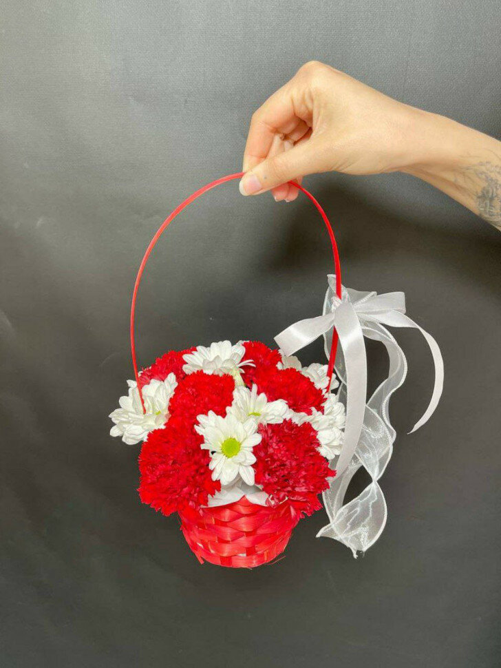 Милый комплимент. Ярко-красная корзинка с алыми диантусами и белоснежной кустовой хризантемой НеПростоЦветы