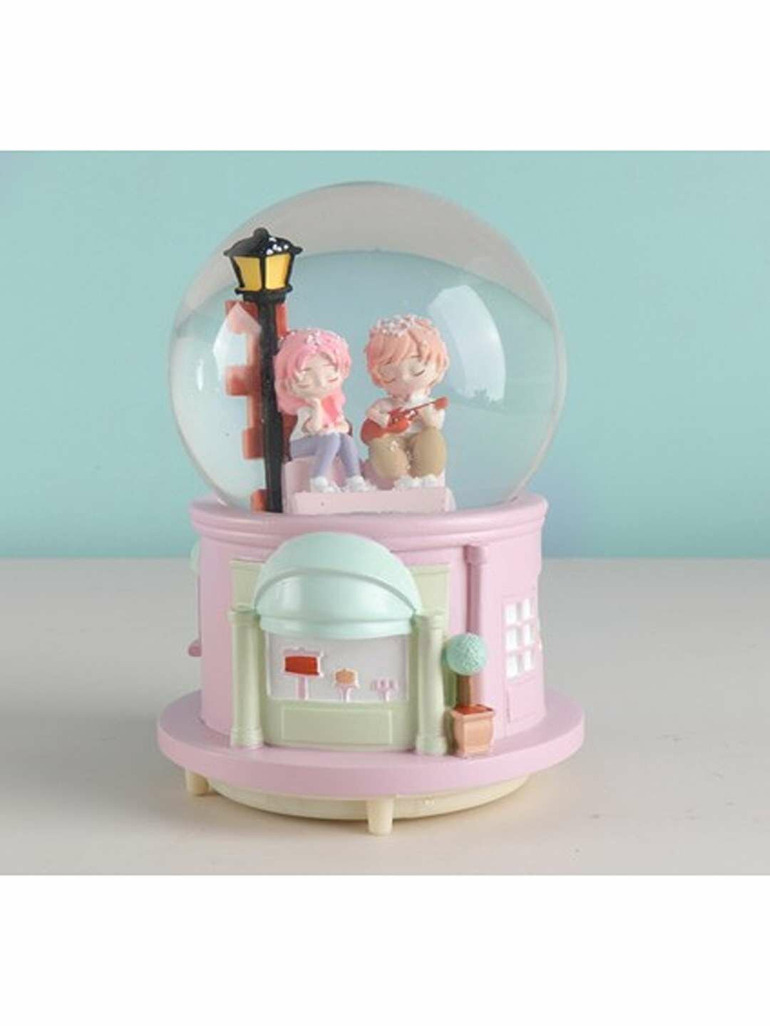 Снежный шар с романтичной парой и подсветкой — нежный декоративный подарок для дома.