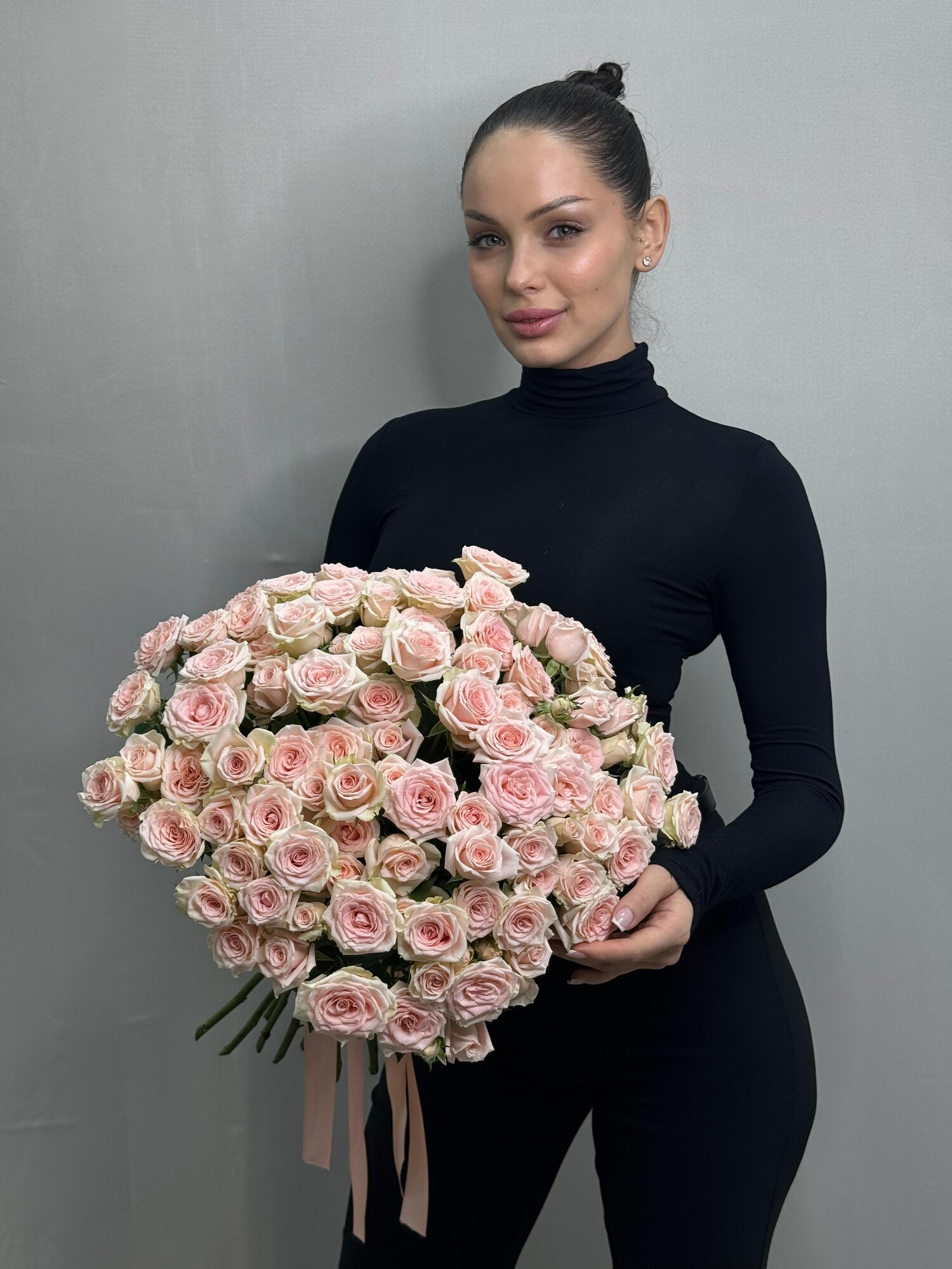 Монобукет "Экспрессия Роз" из 23 розовых кустовых роз высота 40 см без упаковки под ленту