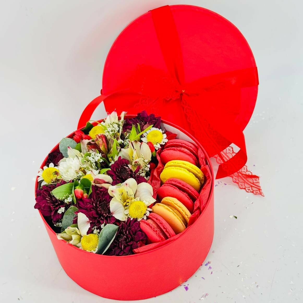 Коробочка с цветами и пирожными макаронс. Хризантема роза гиперикум альстромерия