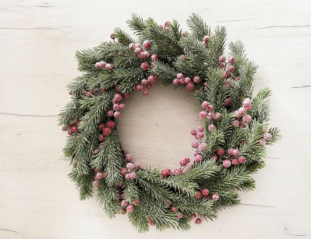 Декоративный венок с ягодами фрост гарленд 100% литая хвоя 35 см Christmas Deluxe 89139