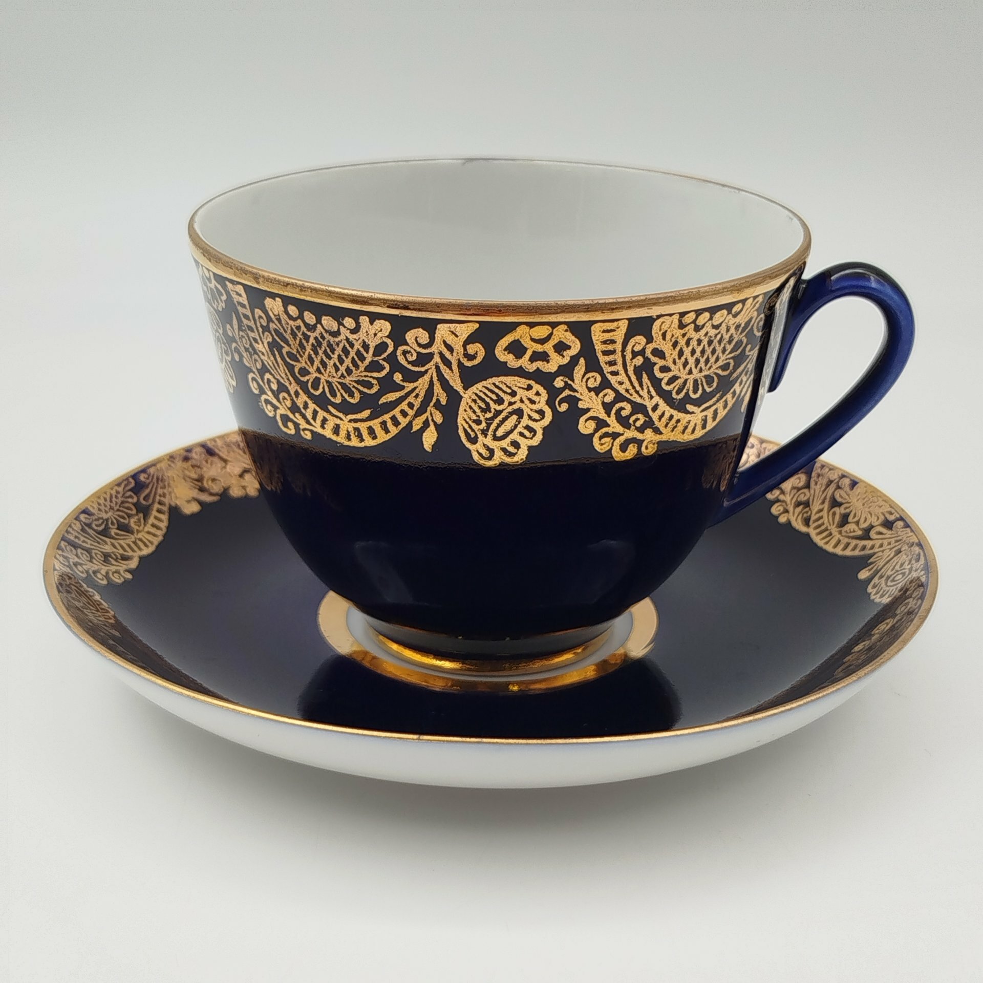 Чайная пара кобальтого оттенка, украшенная растительным декором, фарфор