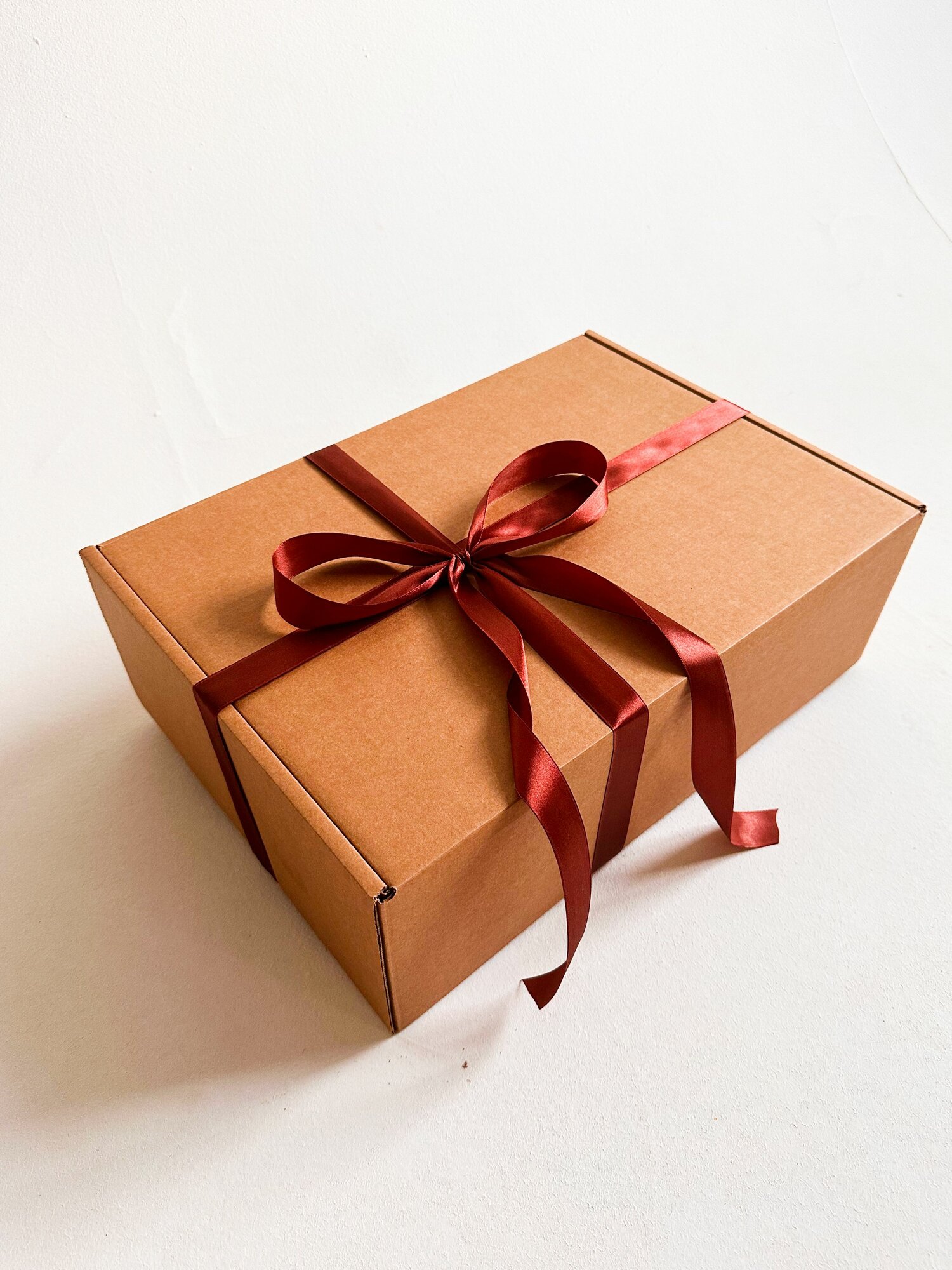 Большая подарочная коробка GILEV 44x32x15см с коричневой лентой и наполнителем крафт