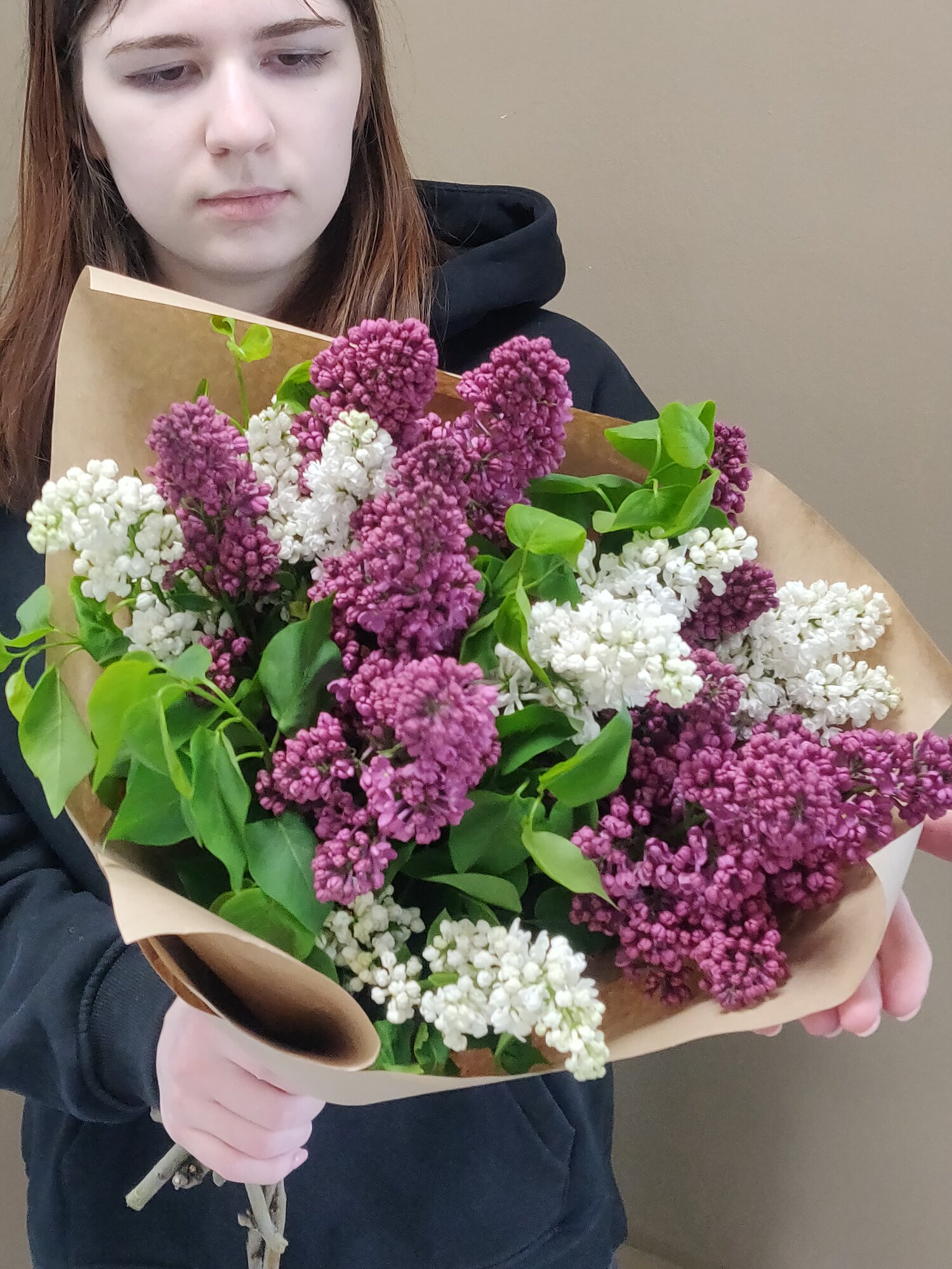 Шикарный букет сирени белой и сиреневой в упаковке крафт