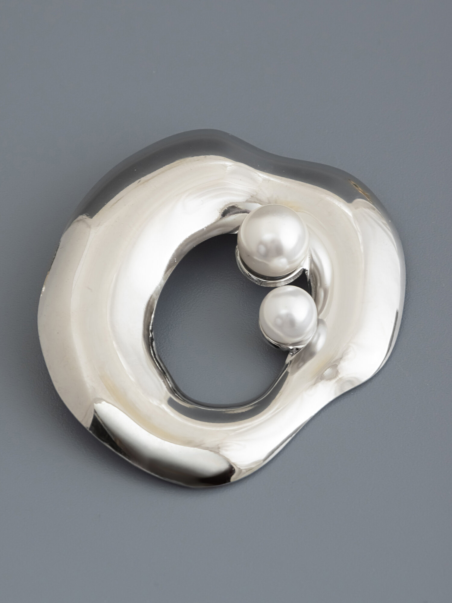 Брошь ЖемАрт, жемчуг имитация, 1 шт., серебристый/белый — фото 1