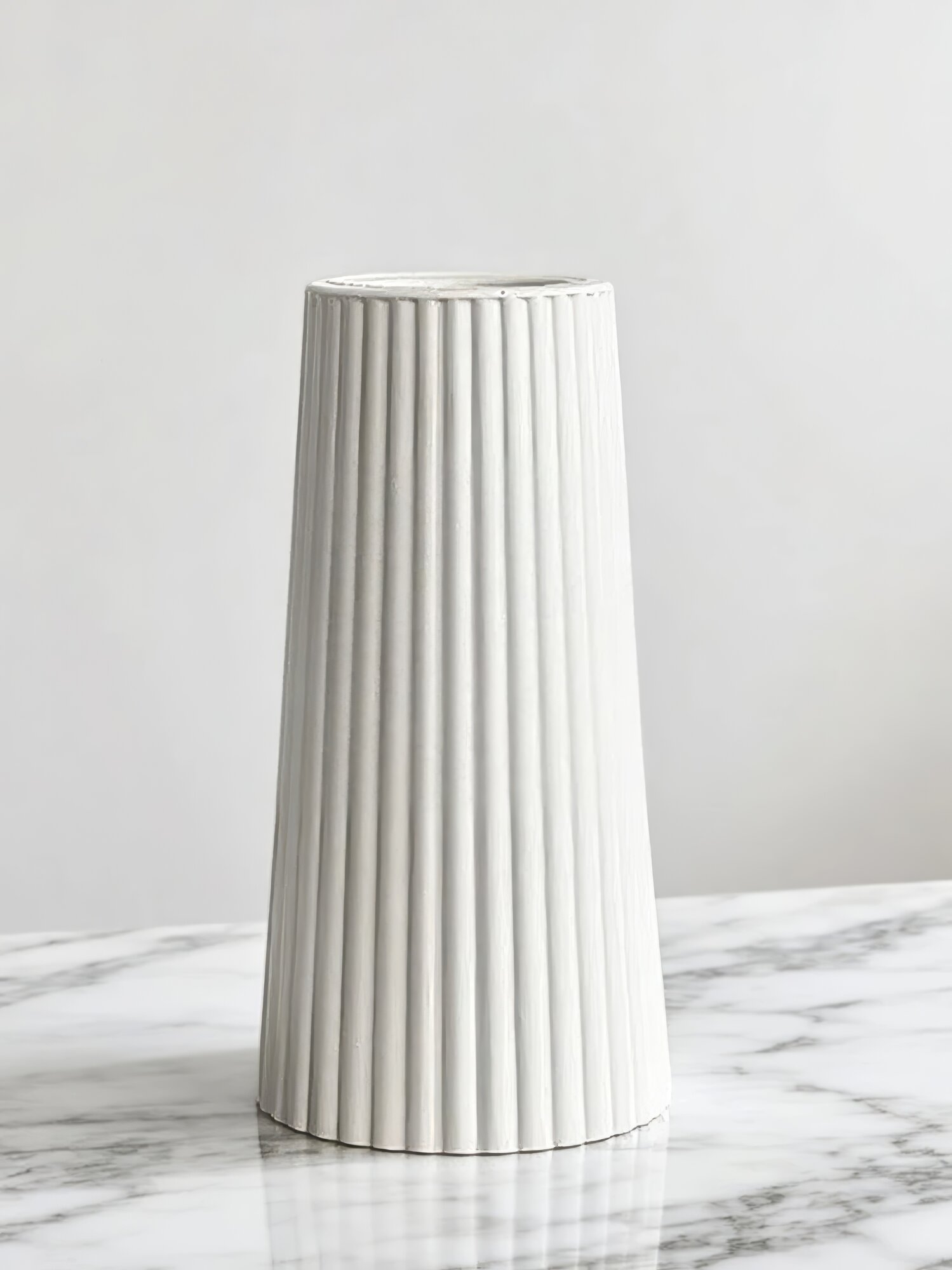 Ваза "Scandi" из гипса 18 см высота, 8 см ширина, белого цвета