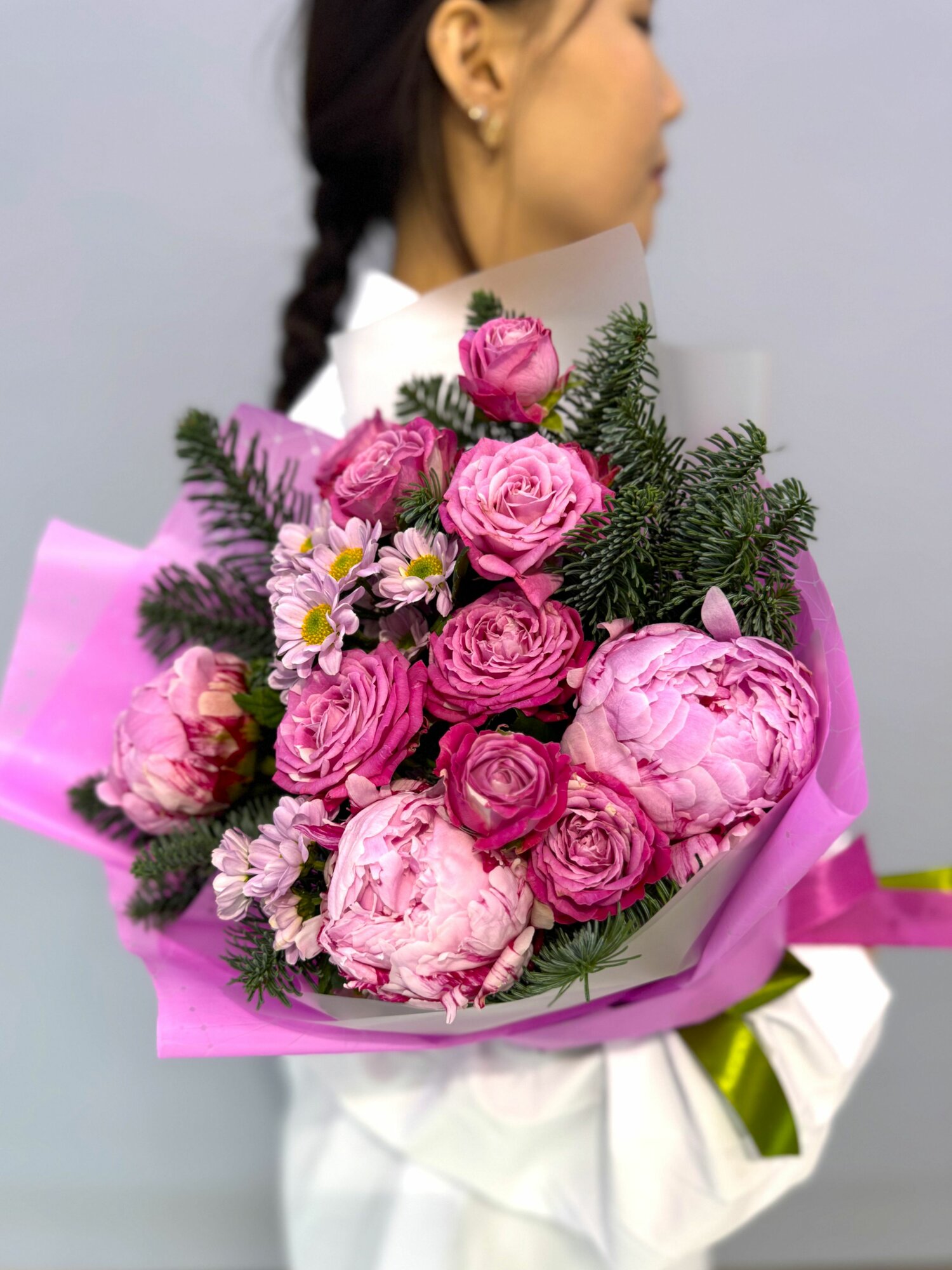 Новогодний букет пион сара бернар, нобилис и пионовидная кустовая роза