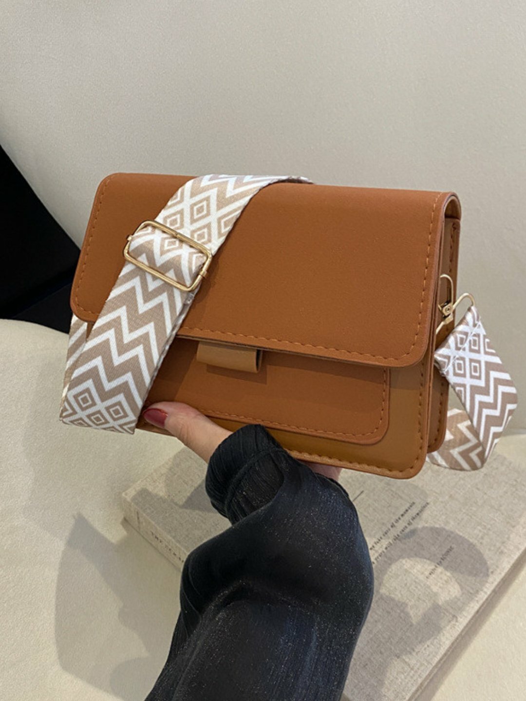 Сумка  Crossbody Geo Strap, фактура гладкая, коричневый