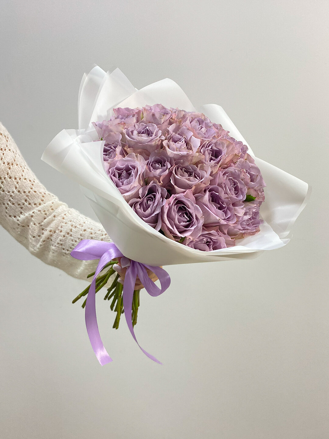 Букет из 25 фиолетовых роз 40 см в матовой упаковке с атласной лентой
