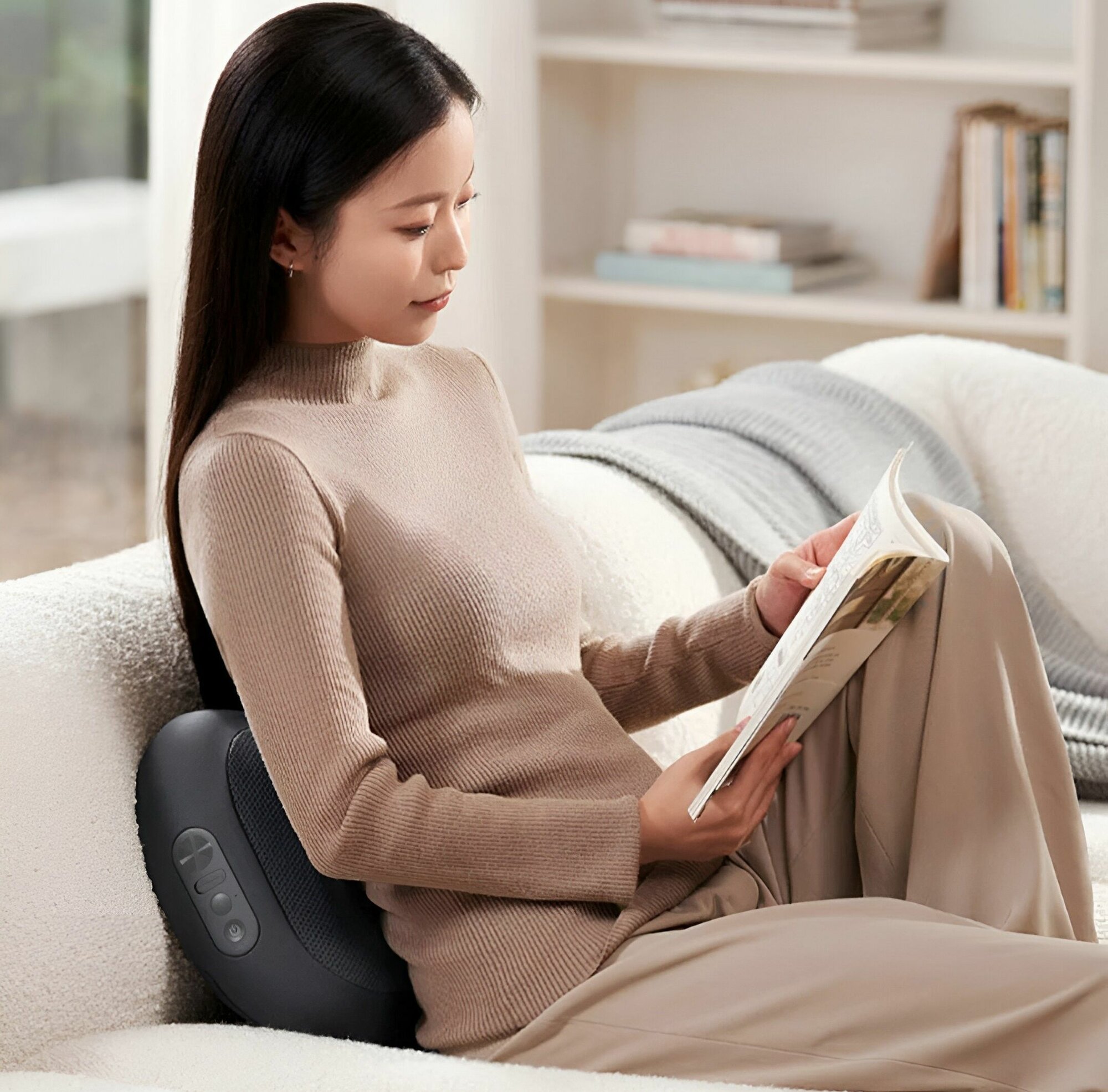 Использование массажной подушки Xiaomi Mijia Smart на рабочем месте для расслабления шейного отдела
