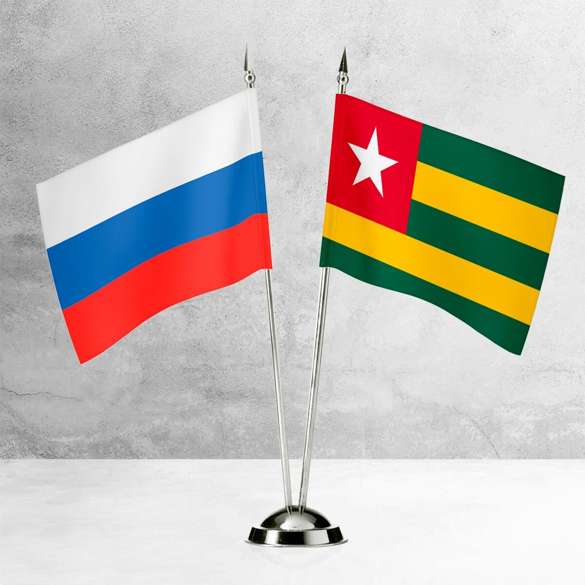 Настольные флаги России и Того на пластиковой подставке под серебро