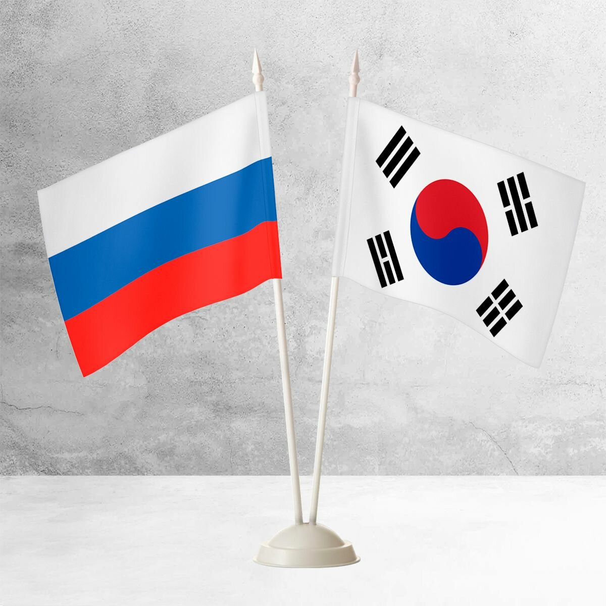 Настольные флаги России и Южной Кореи на пластиковой белой подставке