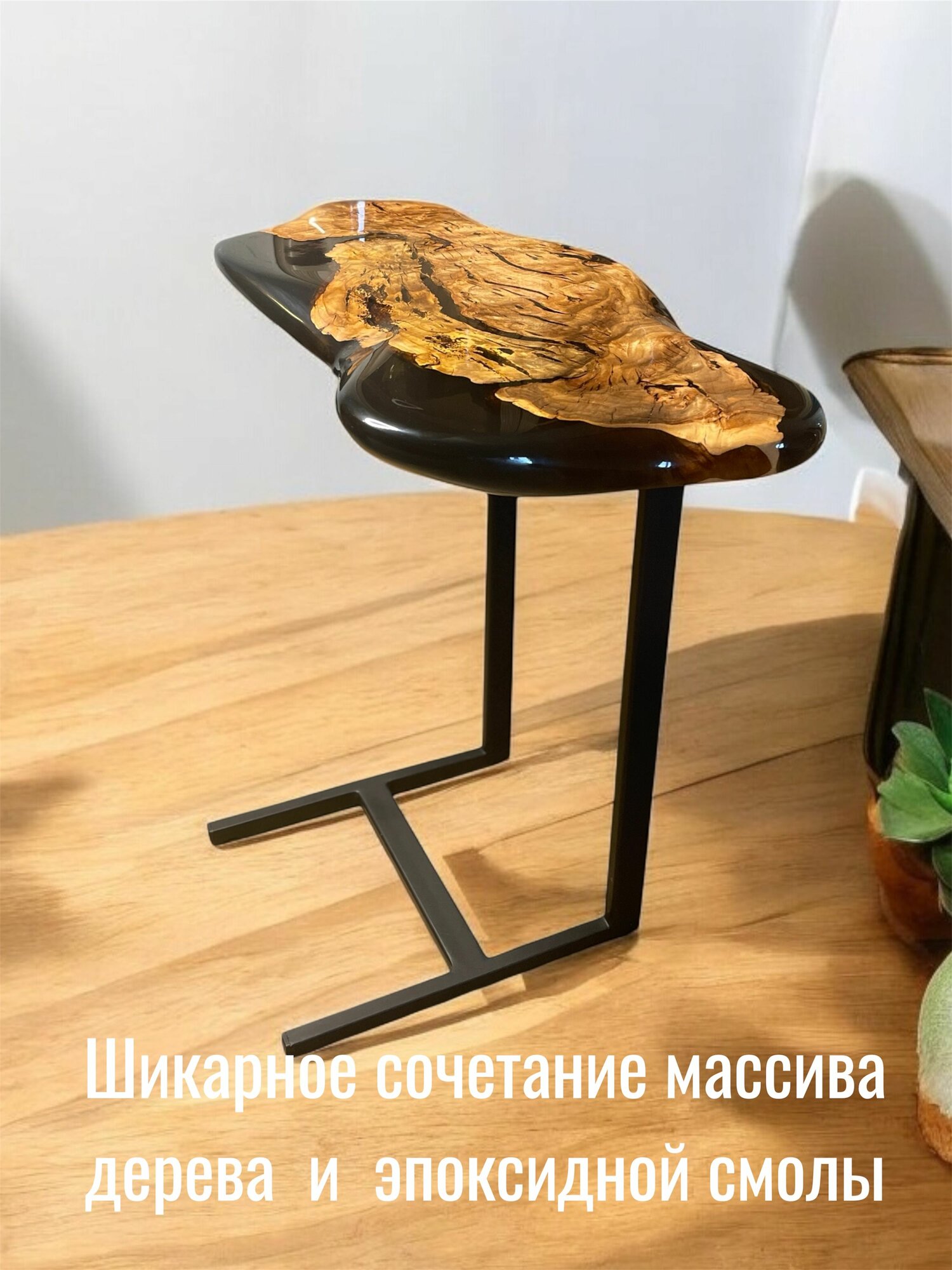 Стол из массива дерева и эпоксидной смолы