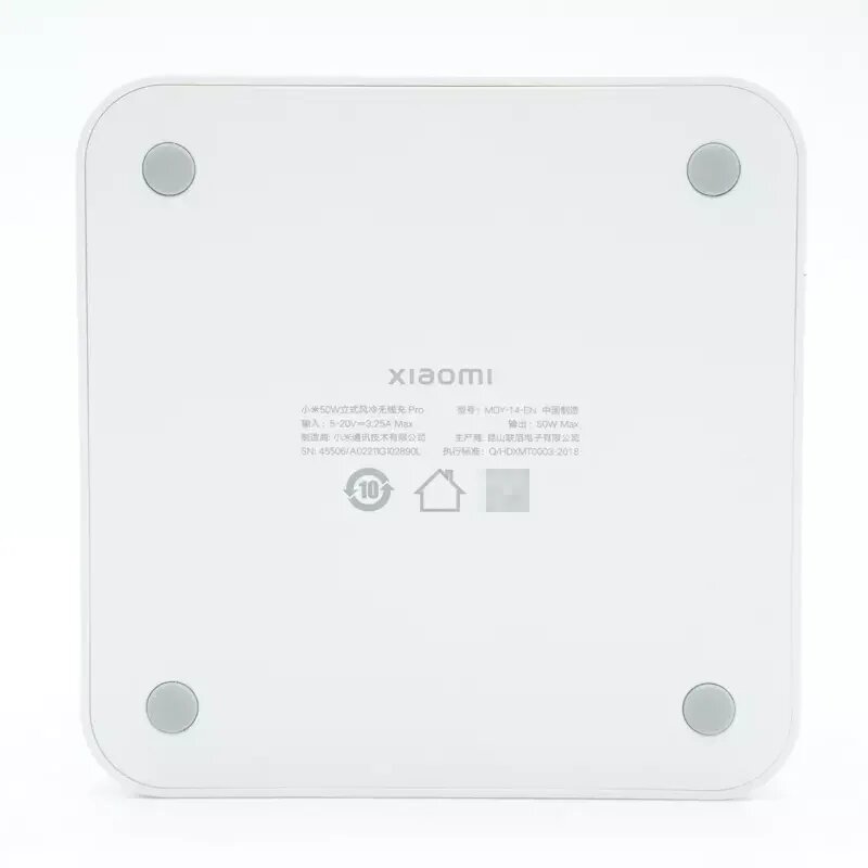 Xiaomi Mi 50W Pro в интерьере рабочего стола