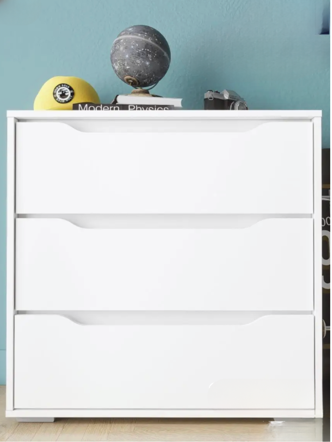 Элегантный белый комод с плавными вырезами вместо ручек – стильное и практичное решение для спальни, гостиной или офиса